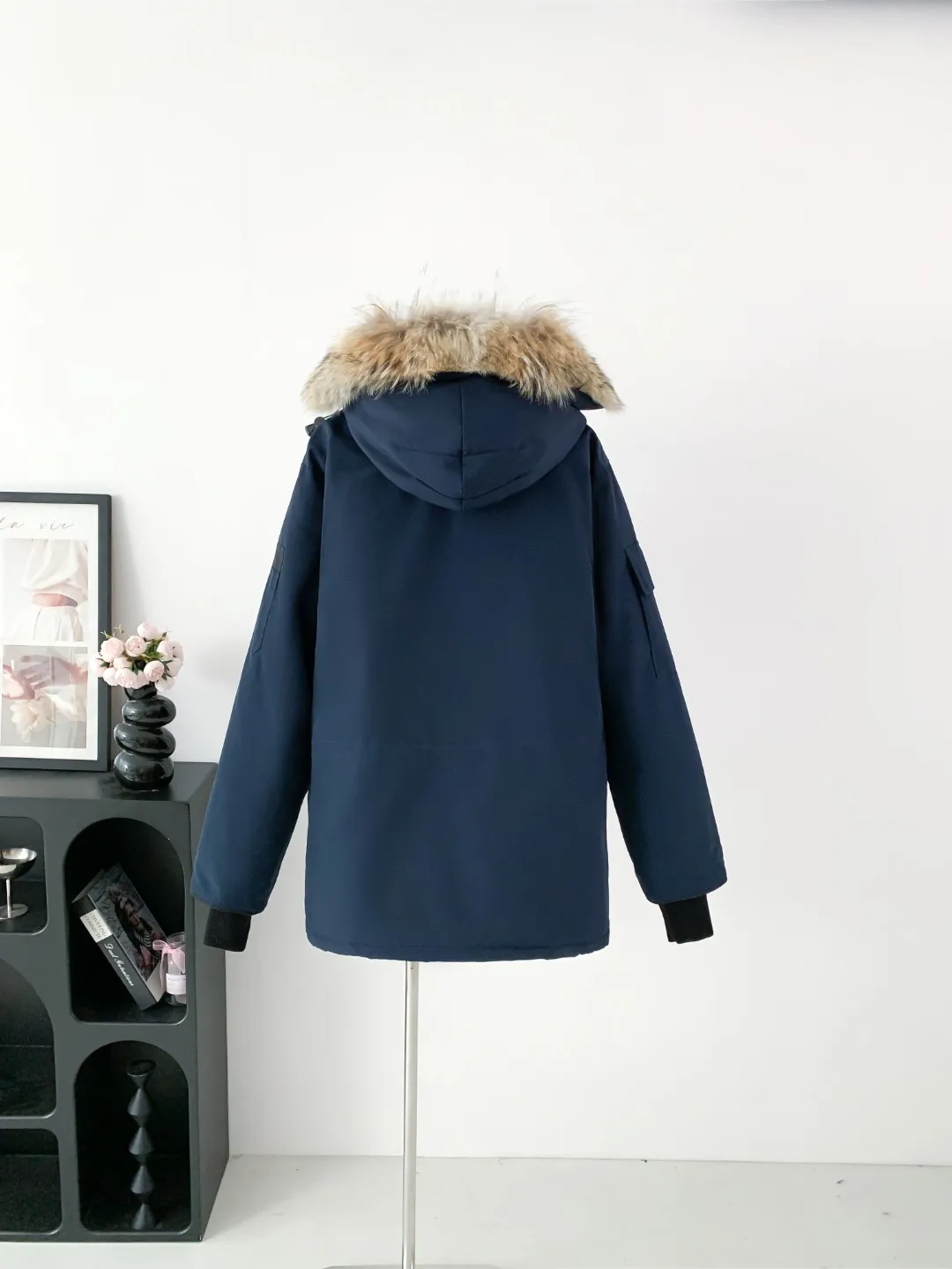 P780 Fake model pictures were taken at home. Colleagues please do not pass them off as stolen pictures! Style number: Y60-🇨🇦CANADA GOOES 24 new styles 08 styles/couple styles Factory direct supply: supplying global purchasing agents, micro-businesses, entities, Tmall, high-end stalls and studio cooperation, free shipping! Canada Goose Expedition Parka 2008 is the same style for men and women. It is mid-length and the most timeless classic. All Arctic and Antarctic scientific expedition teams choose Canada Goose as their cold-proof equipment. It is the Rolls-Royce of down jackets. ➖ Industry-leading anti-counterfeiting chip sensing. ➖ Imported Behringer embroidery machines and customized embroidery labels, the highest level and industry leading. ➖ Imported Korean 21-count polyester-cotton blended original fabric, TC85 waterproof coated fabric, water-repellent, windproof and wear-resistant. ➖ The new national standard 80 white duck down is filled with an average of 520 grams of down. The amount of down filled is industry-leading. ➖ 100% nylon lining with double double-layer sealing design to prevent velvet running, and seamless thread design on the cuffs! ➖ Western Canadian Green Wolf Collar. ➖ Yoshida YKK provides original factory-customized electroplated sliders. YKK two-way lockable zippers are tight and smooth and do not peel off paint. ➖ 3M composite Velcro is durable and the accessories and hardware are all custom-made. Note: Our copywriting is only simple and clear. Instead of bragging about the copywriting, it is better to compare and understand with samples. Only for the purest goose, the most dedicated, the most professional, the highest quality, the highest cost performance! Color: white red blue gray camouflage navy black SIZE:XS-XXL